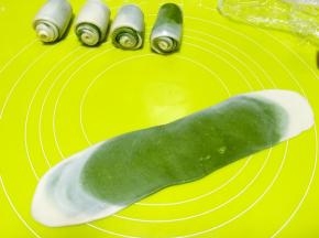 松弛好的牛舌卷再擀成长条，卷起来，继续盖保鲜膜松弛15分钟