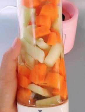 胡萝卜和青瓜放入九阳L6-C3料理杯里，加入300ml水和一汤勺白砂糖