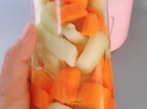 胡萝卜和青瓜放入九阳L6-C3料理杯里，加入300ml水和一汤勺白砂糖