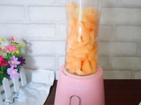 把果汁杯装好