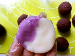 也可以做成双色拼接的，取两块颜色粘在一起压扁，包裹馅后收好收口，将喜欢的对接口放入模具内，压出形状即可