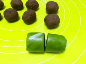 松弛好的面团用刀从中间切开，分成2份