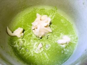 混合油酥皮材料，活成面团