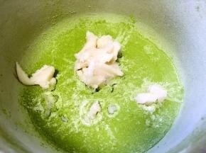 混合油酥皮材料，活成面团