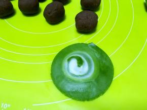 切口处朝下，用擀面杖轻轻的擀成大一点的圆片