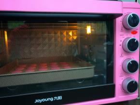 提前预热烤箱上下火160度20分钟，时间长一些温度更稳定。晾皮至不粘手状态，（大概20——30分钟左右）送入烤箱上下火160度烘烤15分钟即可。