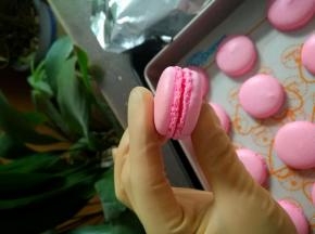烤好的小马，出炉后晾凉，按大小配对。