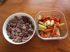 材料图，鸡胗切好了之后用少量白酒和少许盐抓一下。腌制五分钟