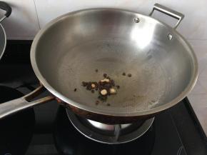 炒锅放油，油温起来后放大料和花椒，中小火炒出香味来