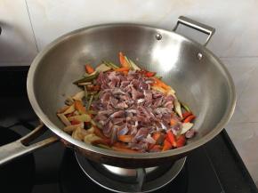 泡椒鸡胗的做法步骤44.接着加入鸡胗一起快速大火翻炒均匀