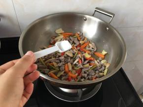 炒至变色后加一点点盐