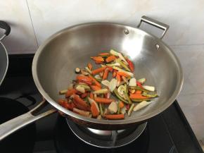 放泡椒胡萝卜嫩姜一起下去一起翻炒，要多放一点油啊，泡菜类很吃油，炒几下就看不到油了，中大火炒2分钟