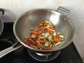 放泡椒胡萝卜嫩姜一起下去一起翻炒，要多放一点油啊，泡菜类很吃油，炒几下就看不到油了，中大火炒2分钟