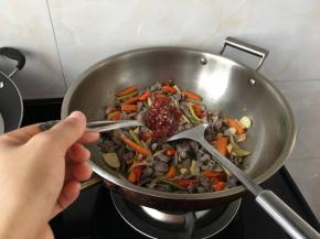 一勺豆瓣酱调味炒几分钟