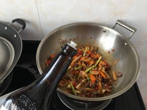 最后加入生抽，胡椒粉，白糖，鸡精翻炒均匀即可起锅啦