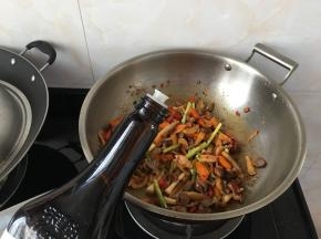 最后加入生抽，胡椒粉，白糖，鸡精翻炒均匀即可起锅啦