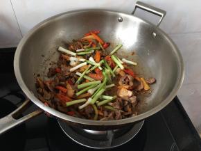 快好的时候加入蒜苗段增香，大火炒两分钟