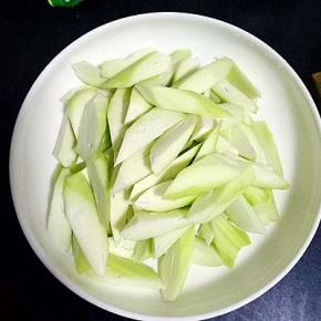 丝瓜去皮，冲洗干净切滚刀块
