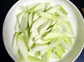 丝瓜去皮，冲洗干净切滚刀块