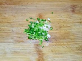 小葱下干净切碎