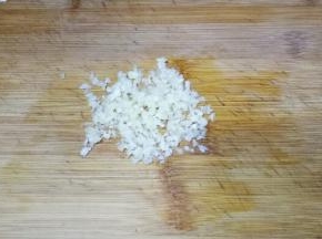 蒜去皮切粒