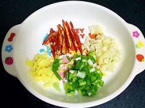 姜切末，干辣椒青椒切丝，准备好的材料放入小盘中备用