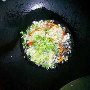 锅里放油，炒香葱、姜、蒜、干辣椒，