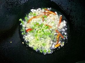 锅里放油，炒香葱、姜、蒜、干辣椒，