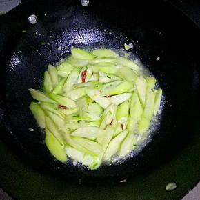 放入丝瓜翻炒，加入3勺高汤