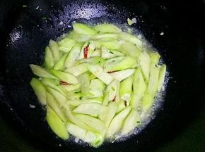 放入丝瓜翻炒，加入3勺高汤