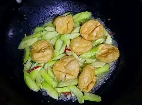 放入油面筋，青椒翻炒均匀，油面筋会吸收汤汁，加入适量盐，生抽调味，最后加1勺鸡精翻炒均匀