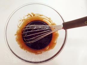 将花生油倒入巧克力酱中，用手动打蛋器搅拌均匀。