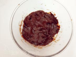 筛入低粉和可可粉，翻拌均匀，即做成巧克力月饼皮。