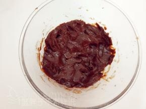 筛入低粉和可可粉，翻拌均匀，即做成巧克力月饼皮。