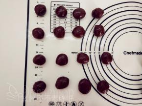 将月饼皮分成每个15g的剂子，搓圆备用。