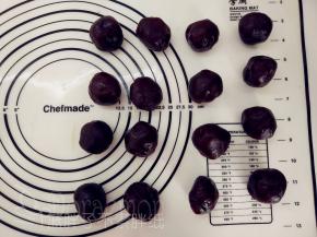 红豆沙分成35g一份，搓圆备用。