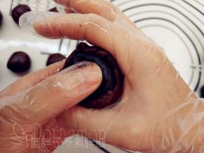 一手大拇指按住馅料，另一手虎口往上推饼皮，使它紧贴着馅料并慢慢地往上爬。