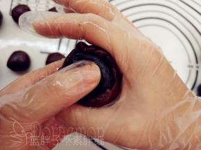 一手大拇指按住馅料，另一手虎口往上推饼皮，使它紧贴着馅料并慢慢地往上爬。