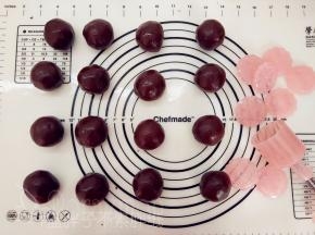 将月饼全部包好，取出月饼模，卡入花片。