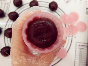 将月饼面团搓成圆柱形，放入月饼模中，稍微压一下，这样转移的时候就不会掉下来。