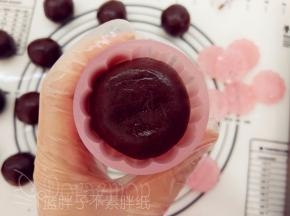 将月饼面团搓成圆柱形，放入月饼模中，稍微压一下，这样转移的时候就不会掉下来。