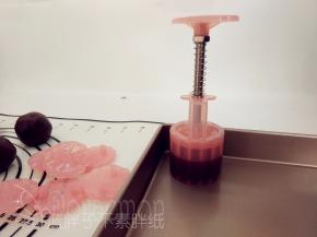 月饼模连带面团转移到烤盘上，竖起月饼模，稍加用力按压。