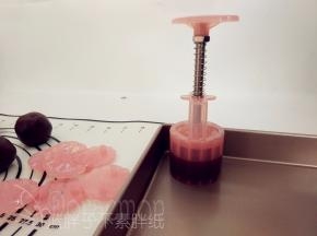 月饼模连带面团转移到烤盘上，竖起月饼模，稍加用力按压。