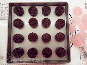 所有月饼都按照这个方法压好。（压月饼之前可以开始预热烤箱，上下火200℃）。