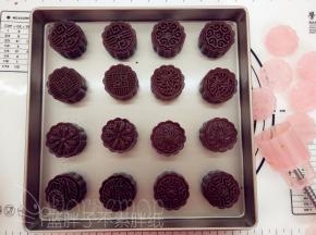 所有月饼都按照这个方法压好。（压月饼之前可以开始预热烤箱，上下火200℃）。