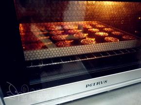 将全部印好的月饼连带烤盘送入预热好的烤箱，上下火180℃，中层，烘烤15分钟。