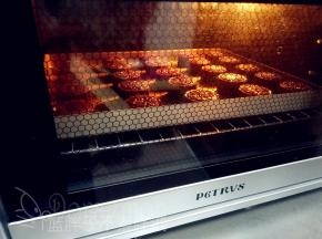 将全部印好的月饼连带烤盘送入预热好的烤箱，上下火180℃，中层，烘烤15分钟。