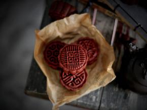 做好的月饼晾凉之后密封起来，隔天回油之后才可以吃哦！