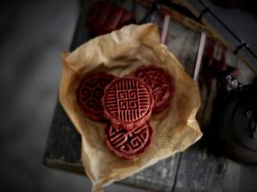 做好的月饼晾凉之后密封起来，隔天回油之后才可以吃哦！