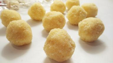 椰蓉馅平均分成10个，搓圆之后放进冰箱冷藏。